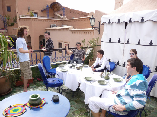 MAROC - Ouarzazate, repas de midi pour nous les jeunes.
