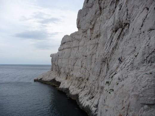 LES CALANQUES - TRAVERSEE AU BORD DE L`EAU