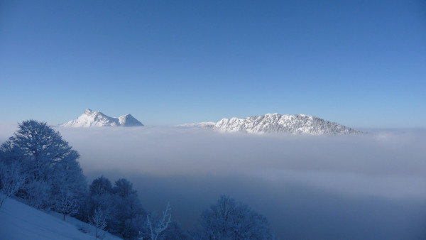 Trélod - Sortie de la brume, vue sur Colombier, Dent de Rossanaz, combe de l`Illette, Roc de Poyez