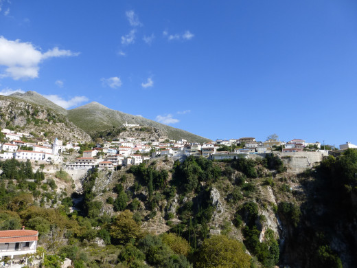 Albanie - Village perché proche d`Himare