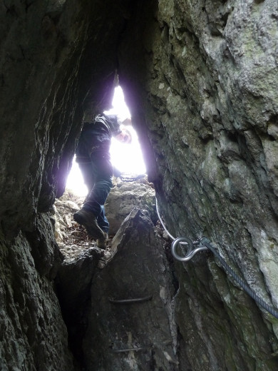 Dans la grotte, il y a bien du gaz, mais c`est pas celui qu`on croit...